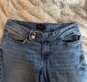 Jeans från Nelly  - Säljer mina jeans som är köpta på Nelly men ursprungligen från vero Moda. De är aldrig använda, kunde inte lämna tillbaka de så nu säljer jag de istället. Prislappen har tyvärr ramlat bort men de syns tydligt på jeansen att de är nya. Hör av er vid frågor eller mer information💕