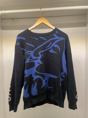 UNIK WOMEN PRINT JUPE VENDUE CREWNECK - Sjukt häftig tröja med en kvinna printad på framsidan. Passar bäst S. Vid frågor eller mer bilder så är det bara att slå en pling 🤙🏽