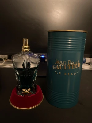Jean Paul Gaultier  - Tjena! Säljer denna JPG ”LE BEAU” edt, det är ca 90% kvar i den då jag har andvänt den sparsamt. Varan är självklart äkta och det där bara att höra av er om ni har några funderingar på den! 😃🥥🍦