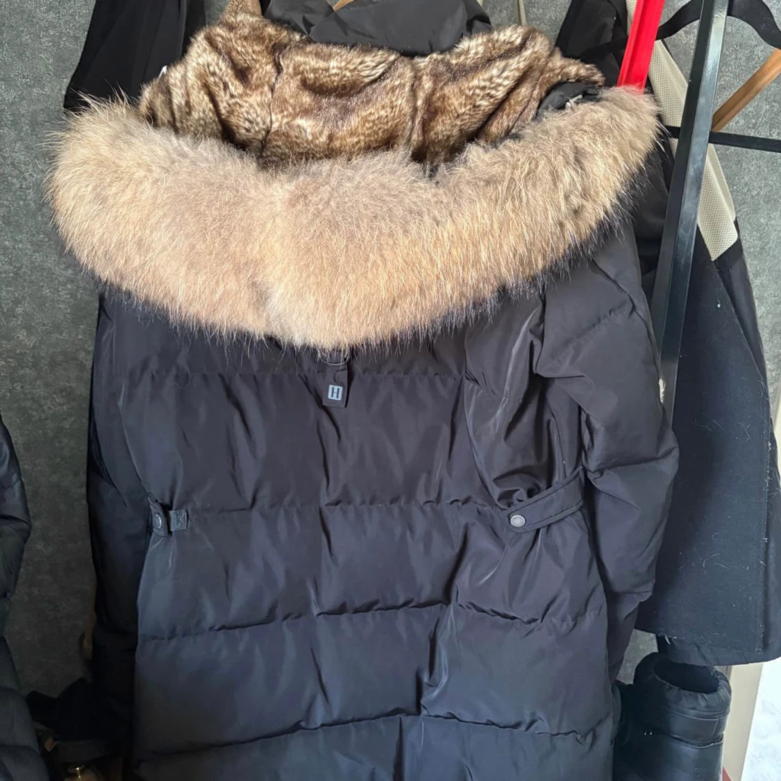 Svart dunjacka med päls från Hollies - 1