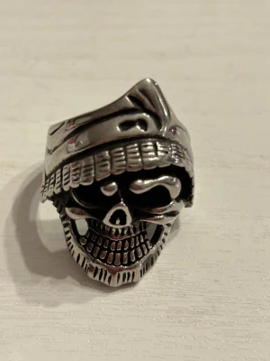 Ring i rostfritt stål stl 22,1 mm - Helt ny ring i rostfritt stål. Jättebra kvalité. Stl 22,2 mm.