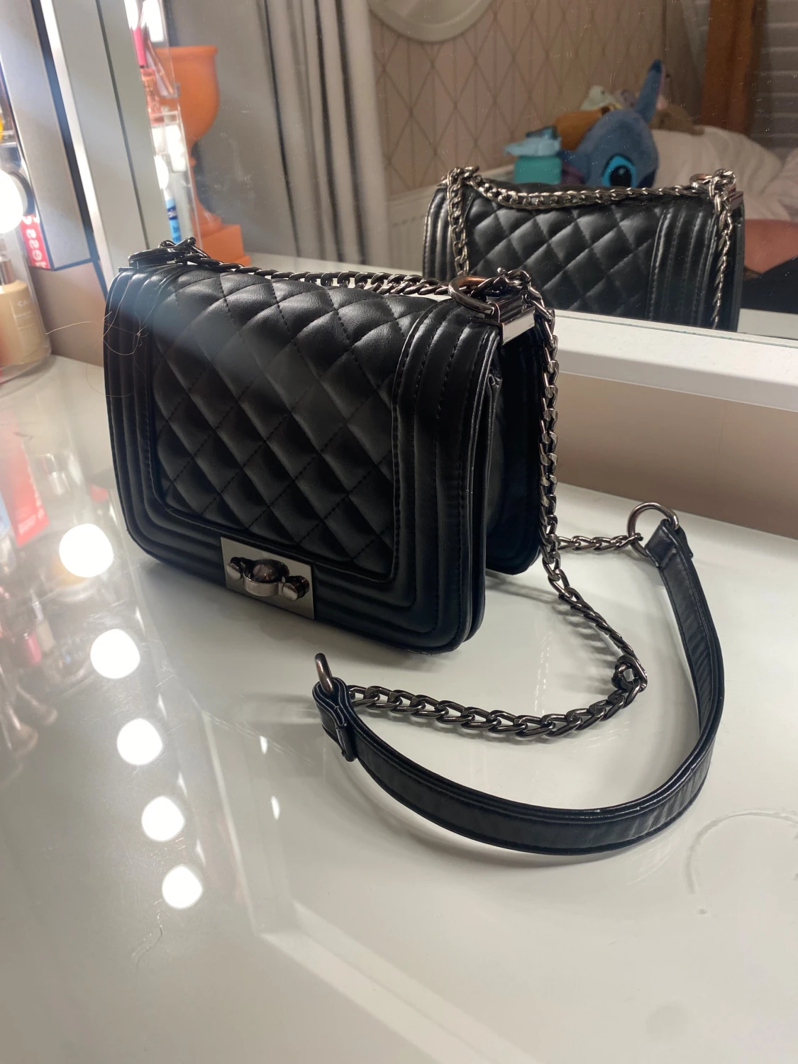 Svart quiltad axelväska med kedja