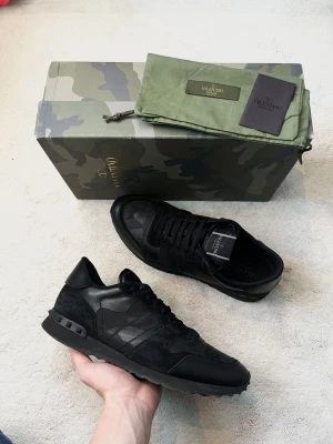 Valentino Rockrunner skor - Valentino Rockrunner i en fet modell! Fint skick, inga tydliga defekter. Allt og ingår. Kontakta mig för fler frågor och funderingar!