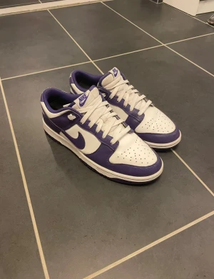 Nike dunks low court purple - Ett par dunks jag inte använder längre. Skick 8/10, nypris ca 1500. Tveka inte att skriva om du har några frågor:)