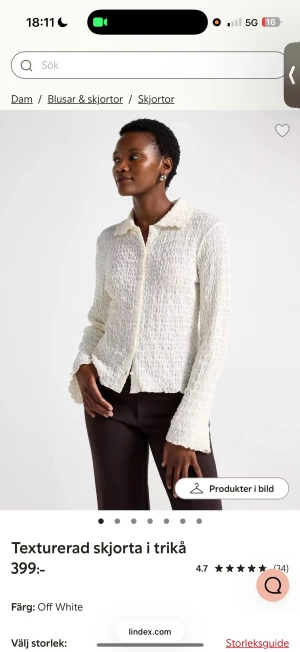 Texturerad vit skjorta från Lindex, ny pris 399kr.🌸 - Snygg vit skjorta i trikå med unik textur och krage. Skjortan har långa ärmar och knappar framtill. Perfekt för dig som gillar en chill och modern look med lite extra struktur i materialet.