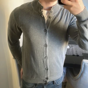 Grå stickad cardigan - Otroligt fet grå stickad cardigan i unik färg design. Modellen är 180cm, 73kg. Priset kan såklart diskuteras!