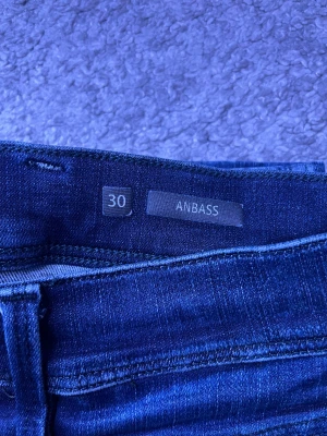 Replay Anbass - Replay Anbass Hyperflex i mörkblå tvätt – den mest populära färgen. Riktigt bra passform och superstretch.  Skick: ✔ Mycket bra skick ✔ Mörk färg — perfekt wash ✔ Inga hål eller slitningar  Detaljer: • Storlek: W30 L30 • Modell: Anbass • Färg: Mörkblå • Hyperflex-stretch  