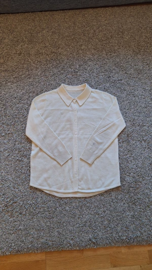 Beige kashmir skjorta - Säljer denna beigea kashmir skjorta i storlek S då den inte används mer. 100% kaschmir. Använd fåtal gånger och skicket är som ny. Den är stilig och varm och passar perfekt för dig som vill ha en lite mer elegant stil nu under vintern Jul. Skick: 8.5/10 