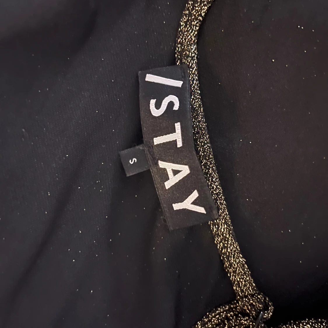 Glittrig guldfärgad body från  - 2