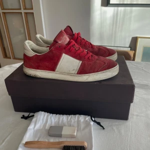 Valentino Flycrew - Nu säljer jag de sällsynta paret Valentino Flycrew! Dehär är perfekta om du vill sticka ut bland mängden. Mocka borste samt mocka sudd kommer med två nitar på ena tre på andra är av annars i fint skick. Box kommer med! Tveka inte att skriva vid minsta fundering. Skokanten har öppnats lite syns men inte stort. Tveka inte att skriva vid minsta fundering. 