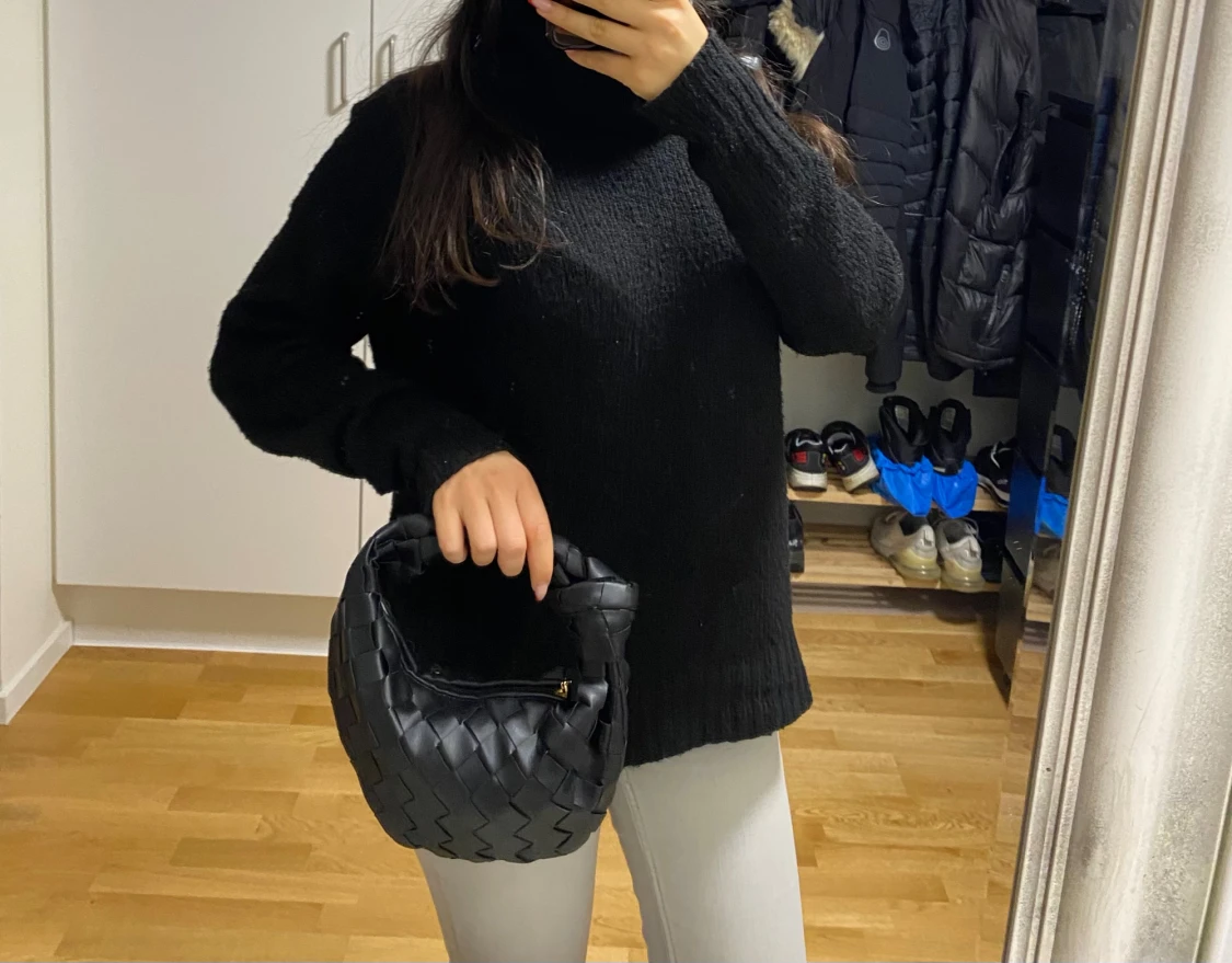Svart flätad axelväska i skinn - 2