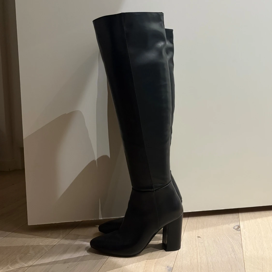 Svarta höga stövlar med klack