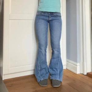 Lågmidjade bootcut jeans - Säljer dessa lågmidjade jeans som är omsydda till bootcut från abercombie & fitch. Så snygga men säljer då de börjar bli lite för små för mig. midjemått 36 cm tvärs över midjan och innerbenslängd 77 cm💕💕 Säljer även fler liknande jeans i min profil!!