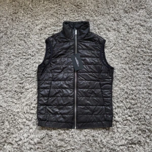 J.lindeberg väst - Hej, säljer en fet J.lindeberg väst till dunderpris ‼️‼️ Riktigt Slim fit och sitter bra på midjan✅ Skick 9/10✅ DMa📩 vid minsta fundering eller prisförslag🤗🤗 Jl.lindeberg Massimo dutti jacka väst vinter halsduk mössa 