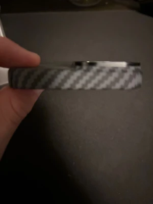 Svart rd case v3 iphone 15 - Säljer mitt rd case v3 från reborndevice. Fel fritt enda som är lite skadat är innerkanterna på skalet som har några märken. 