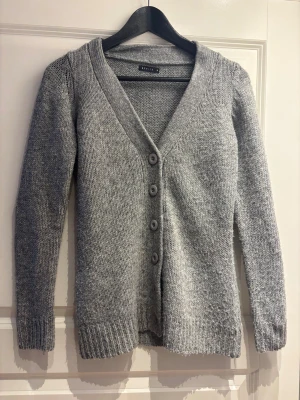 Grå tajt stickad kofta  - Super fin grå stickad kofta 💕