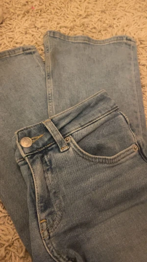 Ljusblå bootcut jeans låg midja - Säljer ett par ljusblå jeans med låg midja och bootcut-ben i storlek xxs från lager 157🙌🏻