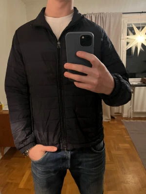 Mörkblå Oscar Jacobsson jacka  - Säljer denna sjukt snygga jackan från Oscar Jacobsson⭐️ Färgen är mörkblå och storleken är M✅ Den har inga defekter och skicket är utomordentligt🙌🤝 Sjukt najs passform och passar perfekt till hösten🍁🙌 Tveka inte på att höra av er dig vid minsta fråga eller fundering😊