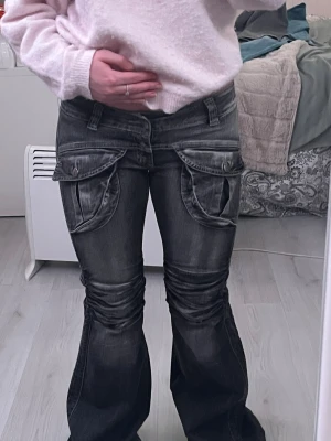 Svarta vintage jeans från märket FHO - Jätte låg midjade jeans från 2000 talet! Dom har lite defekt där nere men det är inte så stort! Kan skicka bild om man är intresserad! Väldigt sällsynta och unika! 💕Ca 35 cm tvärs över midjan 