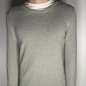 J.Lindeberg tröja - Säljer en riktigt snygg och trendig J.Lindeberg tröja i fint skick, storlek M, vid frågor är det bara att skriva //Gramenti