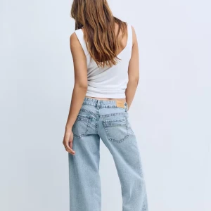 Ljusblåa wide jeans med låg midja - Säljer ett par ljusblåa jeans med raka ben och låg midja från Gina tricot. Storlek 32, och endast använda 1 gång och tvättade 1 gång. Väldigt bra skick. Säljer då de är för stora för mig🥰 nypris 399kr