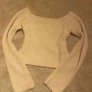 Stickad of the shoulder topp - En gullig vit stickad of the shoulder tröja från HM. Storlek XS💕Knappt använd och i mycket bra skick