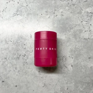 Fenty Beauty plush puddin’ - Läppmask från Fenty Beauty. Osäker på hur mycket som är kvar men inte använd mycket alls 