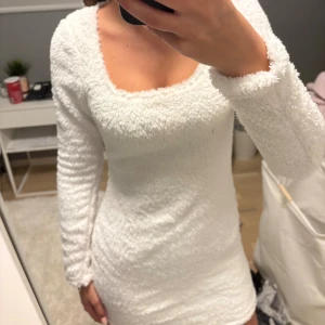 Vit fluffig klänning  - Säljer en vit fluffig klänning ifrån SHEIN. Provad 2 gånger men aldrig använd. Är i ett väldigt gosigt material som värmer, så denna är perfekt att använda på hösten och vintern. 