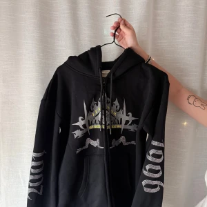Yung Lean Rhinestone Hoodie - Yung Lean hoodie från 2025 med rhinestone tryck på bröstet och i 1996 och 2001 på ärmarna. 