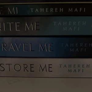 Restore Me - En bok med snyggt omslag och modern design, perfekt för dig som gillar spännande och känsloladdade berättelser. Passar unga vuxna som söker en fängslande läsupplevelse. Del av en populär serie.