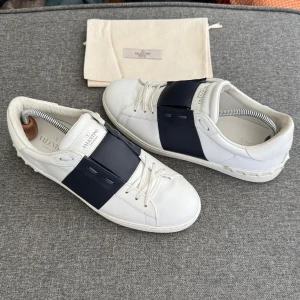 Valentino Open | 42 - Valentino Open sneakers | Grymt skick | Storlek 42, passar 42-42.5 | Endast skorna ingår | INGA BYTEN | Fraktar spårbart eller möts upp i Täby 