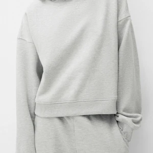 Croppad grå hoodie - Från Bershka men köpt från Zalando. Endast använd ett fåtal gånger så i mycket fint skick! Kortare modell. Bak på ryggen står ett citat som man kan se på sista bilden🤗