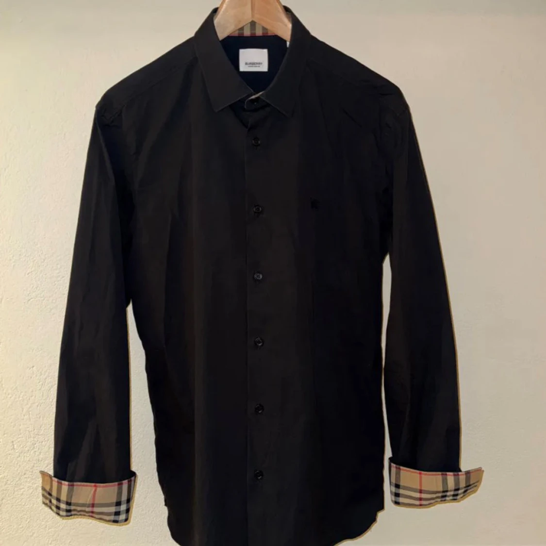 Svart Burberry skjorta med rutig detalj