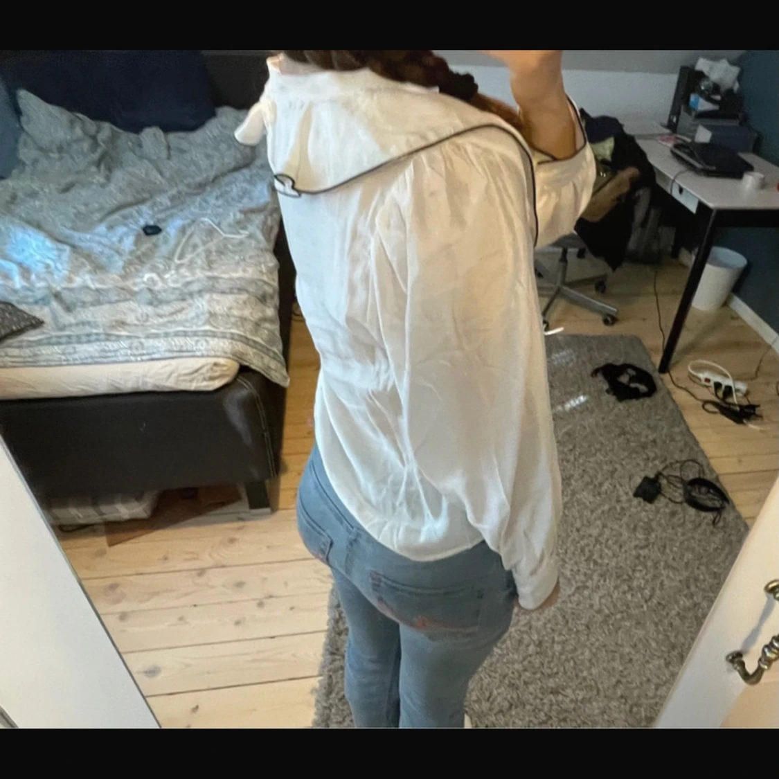 Vit blus med volangkrage XS - 1