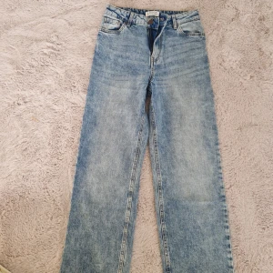 Ljusblå raka jeans från Lindex 146 - Ljusblå jeans från Lindex i rak modell med klassisk femficksdesign och hög midja. Jeansen har en snygg tvättad look och är tillverkade i bomull. Perfekta för dig som gillar en enkel och stilren vibe.