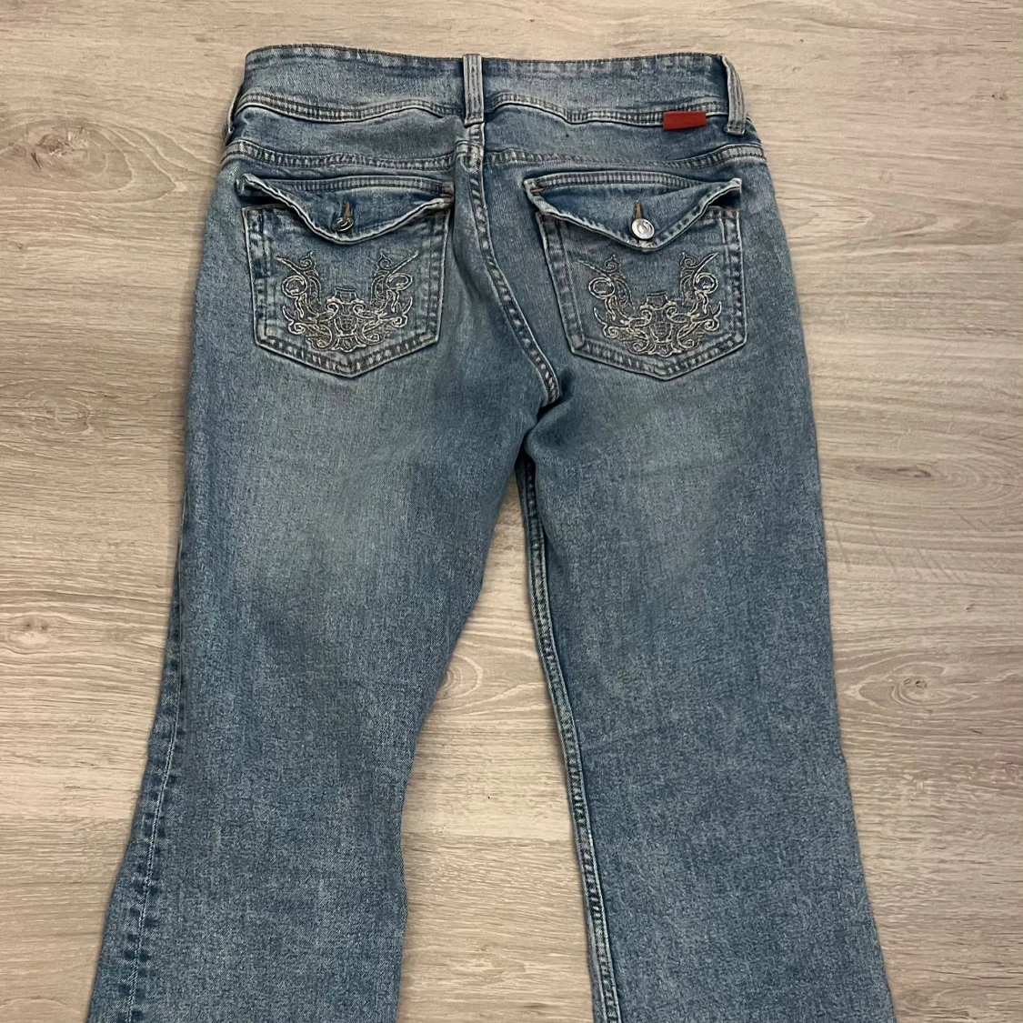 Blå bootcut jeans med broderade fickor - 1