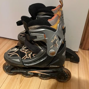 Rullaluistimet 35-38 - Musta oranssit säädettävät rullaluistimet. Pystyy säätämään kokoihin 35-38. Paljon käytetyt, mutta edelleen hyvässä kunnossa. Eläintalous MMM, lisätietoja saa kysymällä Katsothan myös muut ilmoitukseni Tarjoa 