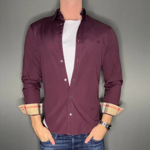 Burberry skjorta - Hej säljer nu min fina Burberry skjorta i storlek S. Den är i mycket bra skick och kommer vara otroligt snygg nu i höst/vinter. Nypris cirka 4000kr! Vi kommer att sälja liknande produkter så glöm inte följa profilen!🌊🍾