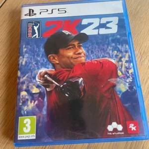 PGA Tour 2K23 PS5 - Realistiskt golfspel med banor och proffsspelare. Skapa din egen golfkarriär eller spela online mot andra. Skivan och fodralet är i mycket gott skick, utan synliga skador.