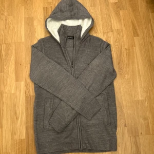 Stickad cardigan - Stickad cardigan i merinoblandning perfekt inför det kallare dagarna. Storlek M/L, inga defekter förekommer. För mer frågor eller funderingar är det bara att höra av sig!