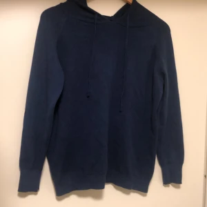 Marinblå merinoull hoodie  - Marinblå merinoull hoodie storlek s/xs passar en runt 170 cm. Helt oanvänd.