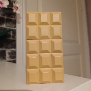 Sabrina Carpenter Sweet Tooth Caramel Dream Parfym 30ml - Parfym med unik chokladkake-inspirerad flaska. Perfekt för dig som gillar trendiga och lekfulla detaljer. Sweet Tooth Caramel Dream by Sabrina Carpenter sticker ut i samlingen och är ett måste för fans av cool design. 30ml men lite använd, se kvarvarande mängd på sista bilden. se mindre