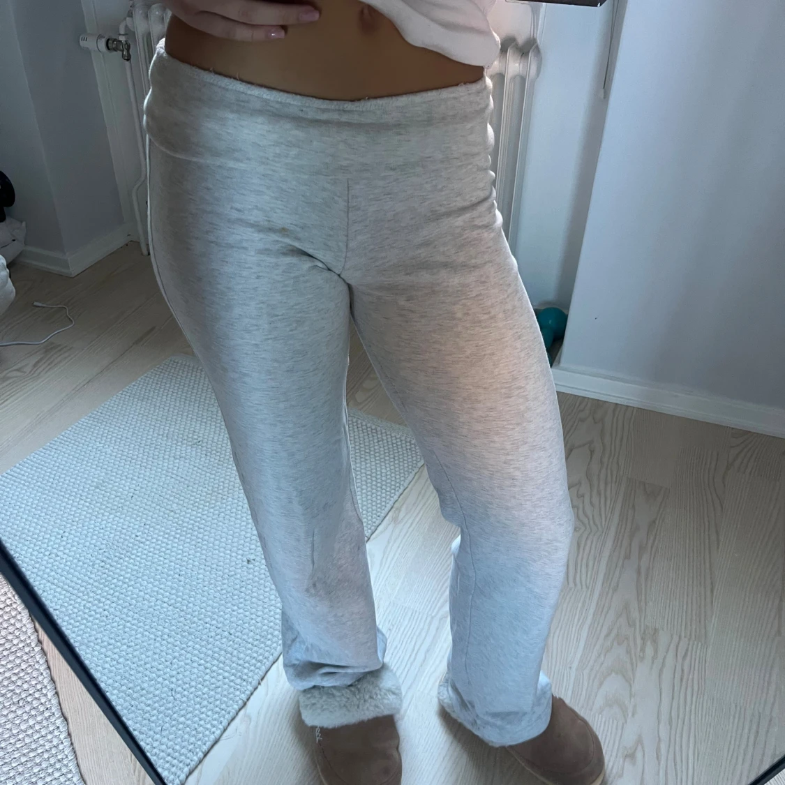 Lågmidjade grå byxor 