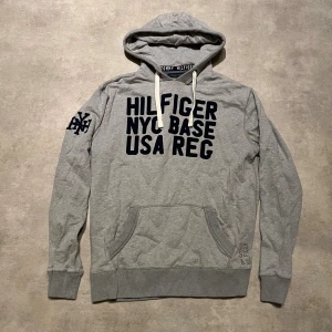 Vintage Rare Tommy Hilfiger Hoodie  - Sjukt sjukt fet Tommy Hilfiger Hoodie. Vintage , rare. Storlek L, på bild 185. Vid frågor kontakta! 