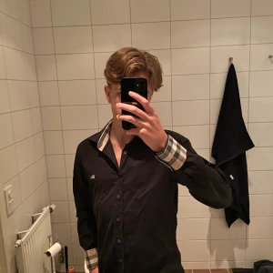 Burberry skjorta size-M - Size-M| Modellen är 175cm 62kg