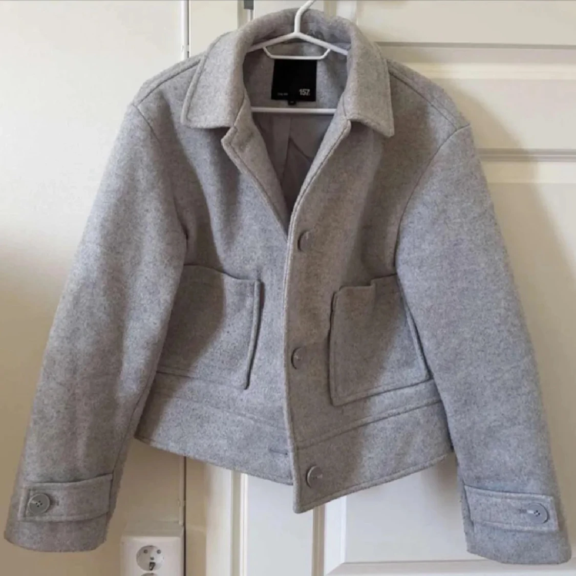 Grå ulljacka med knappar