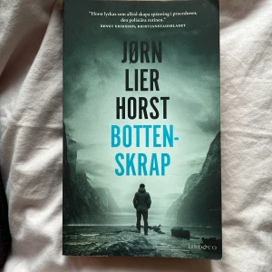 Jørn Lier Horst Bottenskrap (deckare/kriminalroman) - En spännande kriminalroman där mystiska fynd på en norsk strand leder till en intensiv utredning. Perfekt för dig som gillar deckare med oväntade vändningar och vill följa polisen William Wisting i jakten på sanningen.