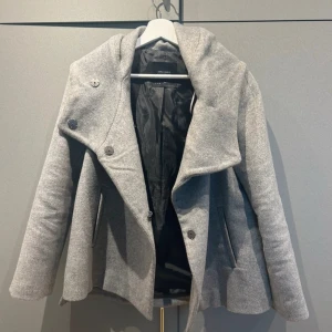 Kappa med luva  - Den finaste korta kappan med luva. Perfekt till hösten och vintern🤩helt slutsåld och hög efterfrågan så skicka bud!