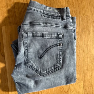 Dondup jeans gråa - Dondup jeans gråa. Modell: George. Storlek: 32. Jätte fint skick!! Ord.pris: 3499kr