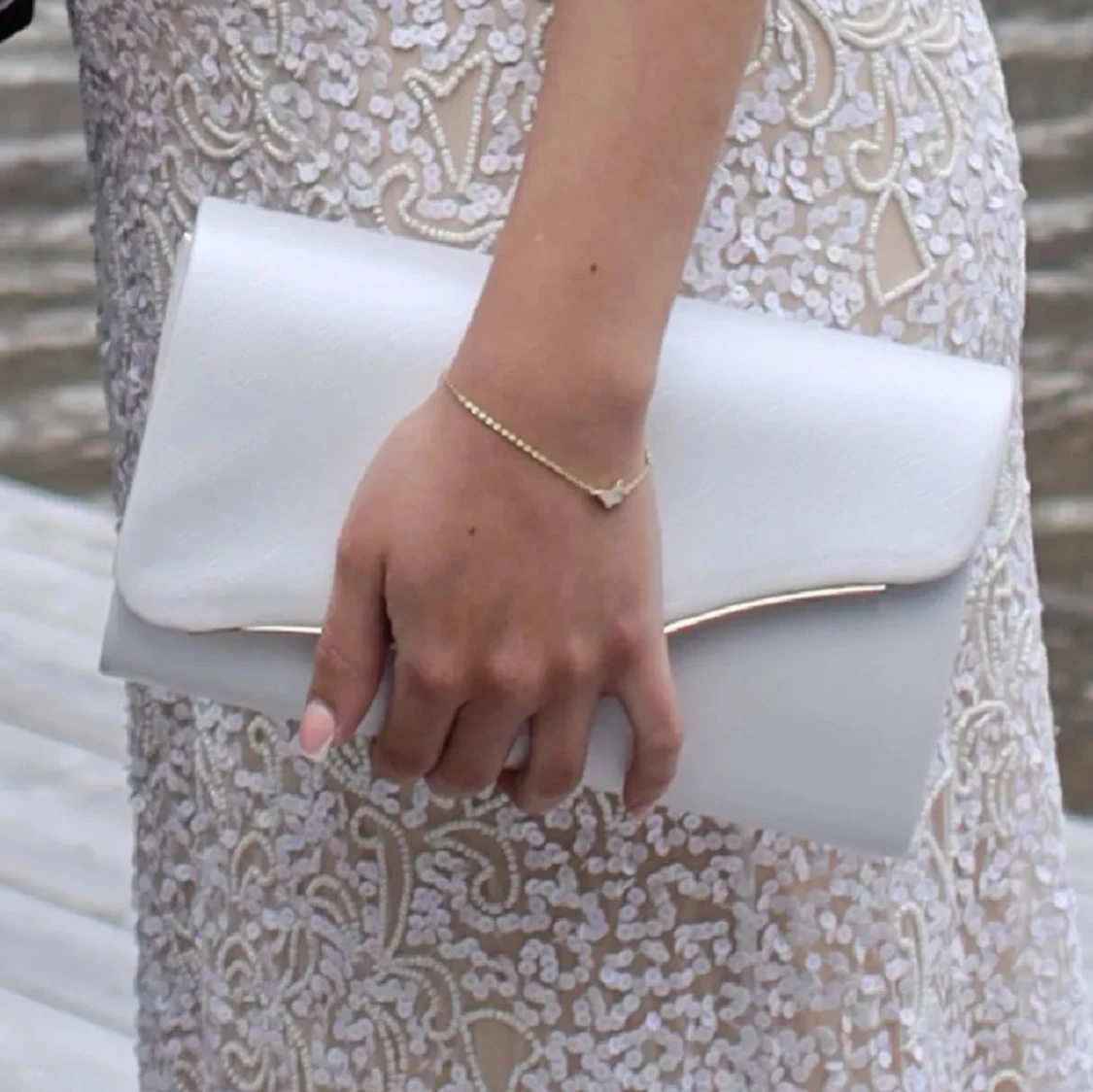 Vit kuvertväska med gulddetalj